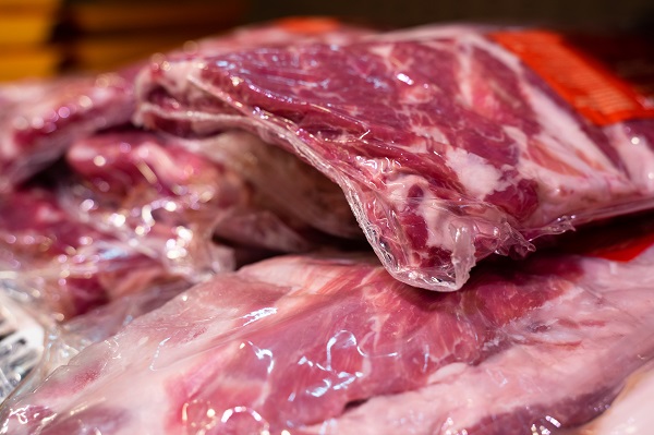 Китай запретил импорт свинины из Нидерландов после вспышек COVID-19 на скотобойнях