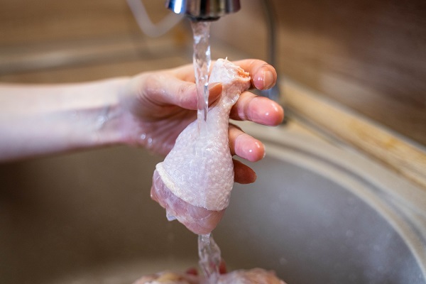 Немецкие эксперты рекомендуют не мыть мясо птицы перед приготовлением