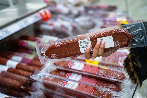 Эксперты: производители колбас будут экономить на натуральных оболочках