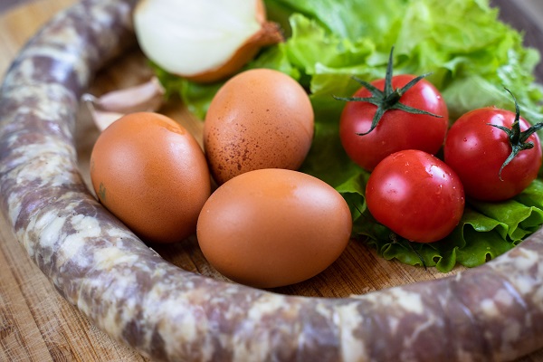 Росстат зафиксировал рост цен на яйца и колбасу в последнюю неделю сентября