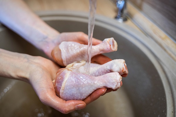 Надо ли мыть мясо и рыбу перед приготовлением