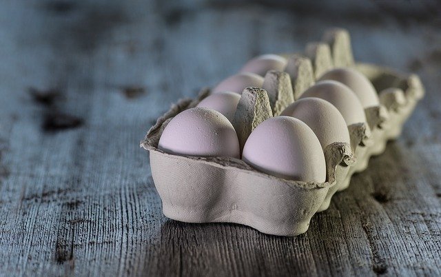В России продолжают дешеветь куриные яйца