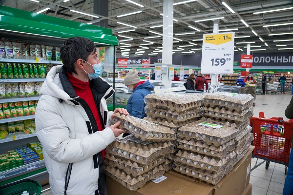 Цены на куриные яйца в России продолжают падать