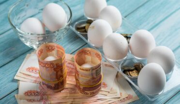 Росстат: цены на яйца в РФ за неделю выросли еще на 2,8%, на мясо кур – на 1,5%