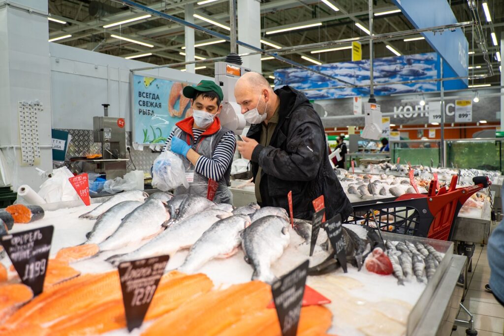 Оптовые цены на мороженую рыбу в России продолжают снижаться