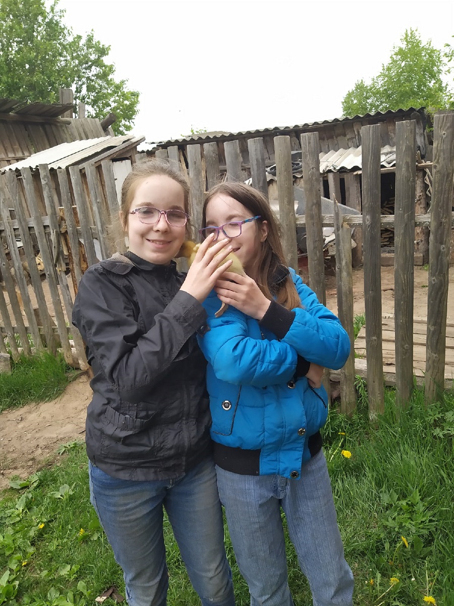 Вероника и Виктория Вороновы, школьницы и начинающие фермеры