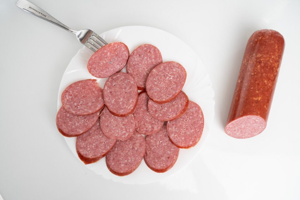Роскачество: ряд производителей «Московской» колбасы скрывают добавки свиной шкурки и глутамата натрия