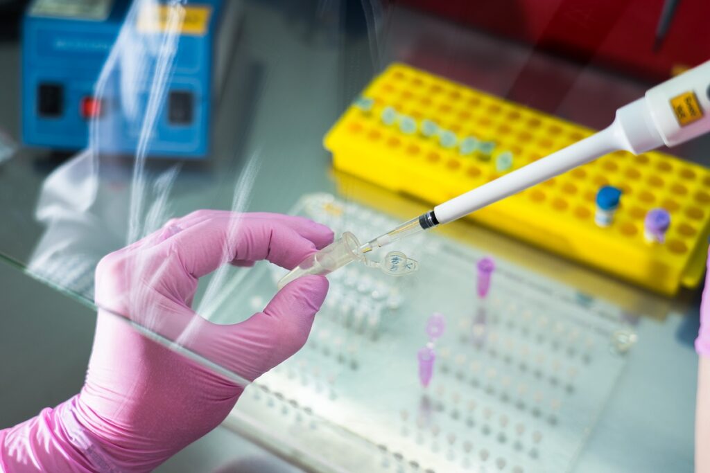 Минобороны: США проводили в биолабораториях на Украине опыты с опасным для людей гриппом птиц H5N1