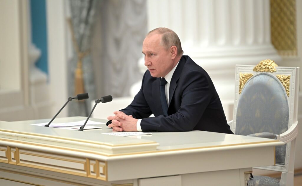 Владимир Путин: На территории Украины создавались компоненты биологического оружия