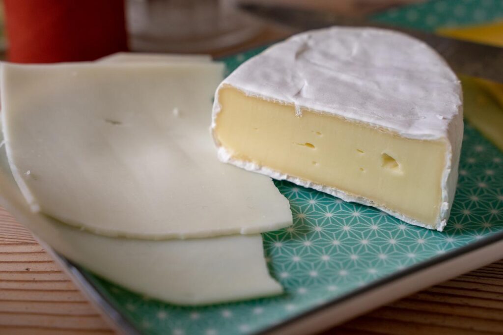 Эксперты назвали основную опасность сыров из сырого молока