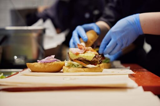 Бренд-шеф «Стейк & Бургер» от «Мираторга» рассказал рецепт идеальных булочек для бургера