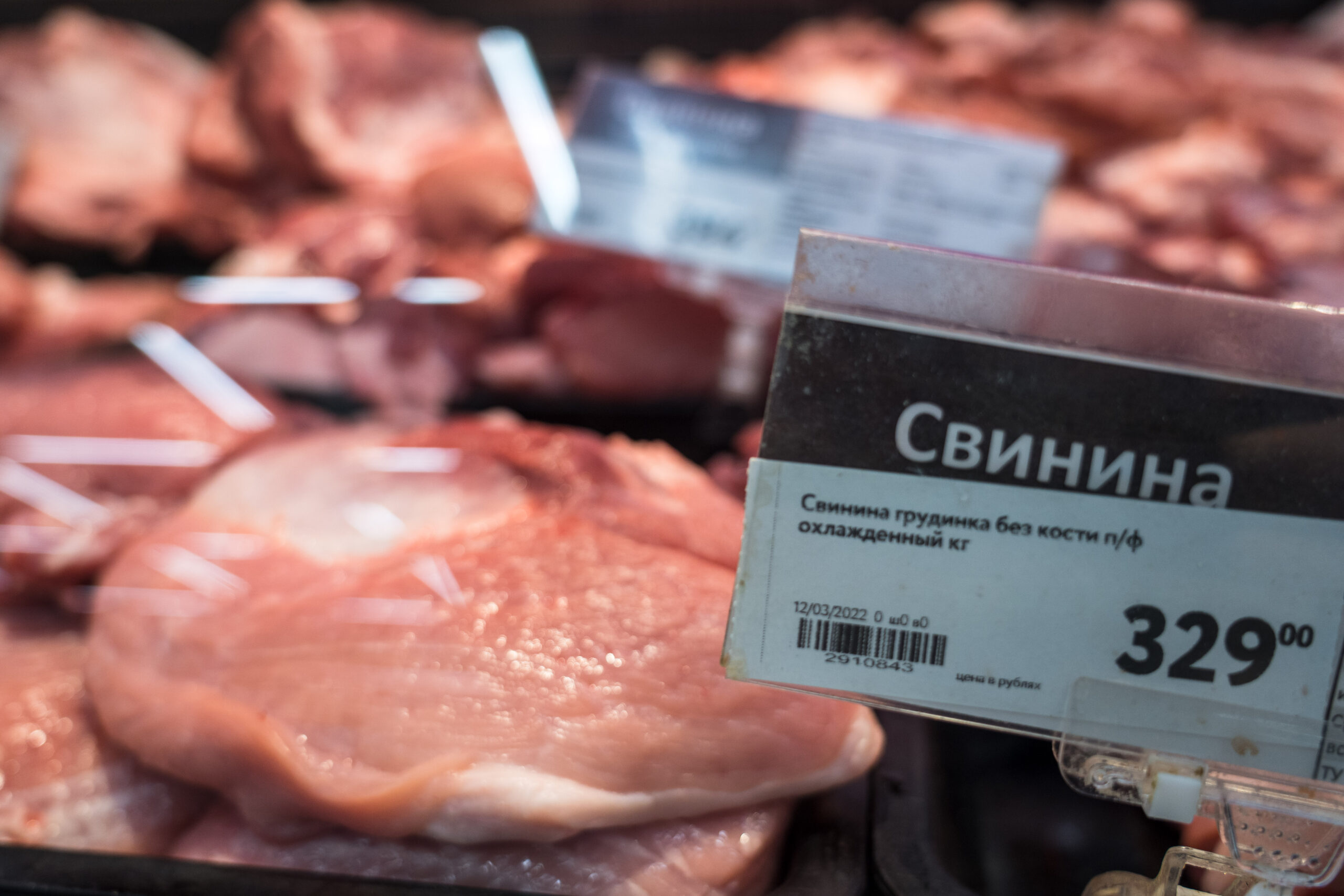Петербургское предприятие искусственно продлевало срок годности свинины