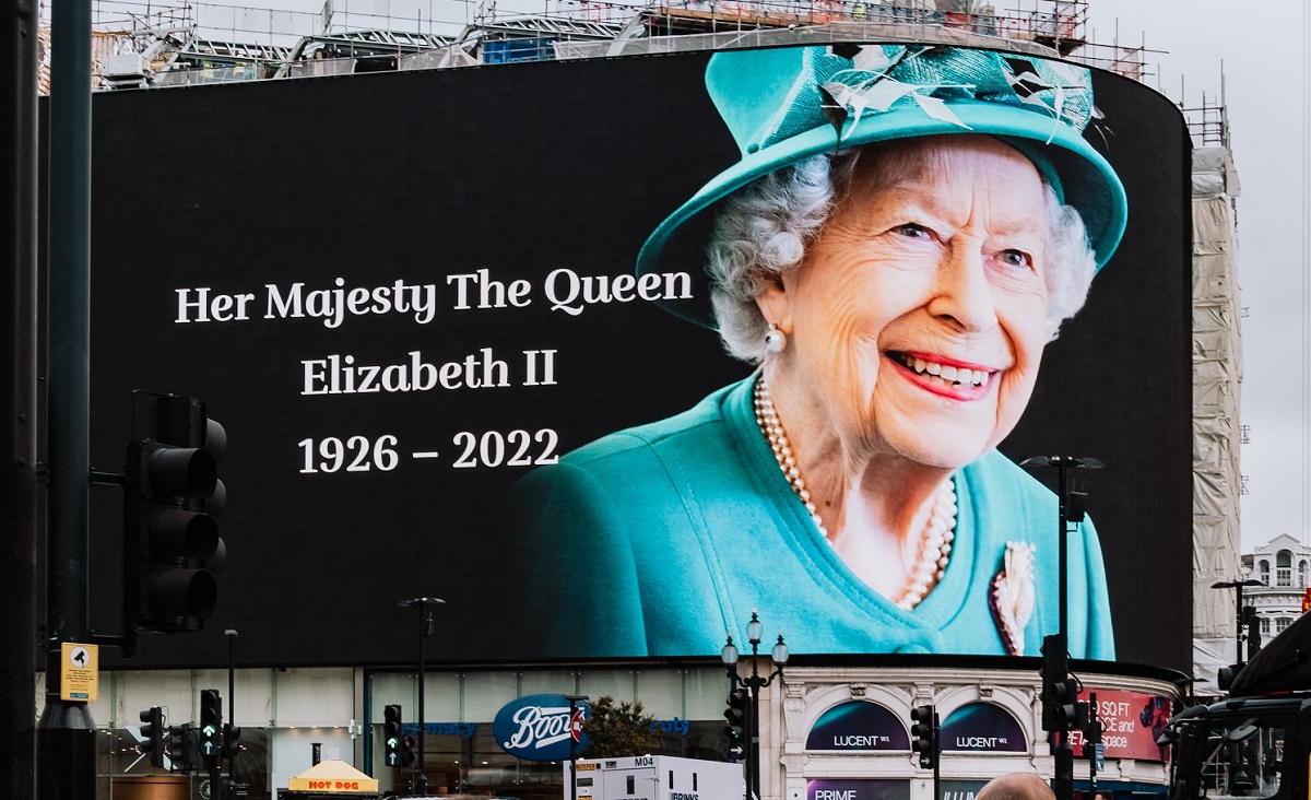 Королева Елизавета II и ее страсть к животным: от династии корги до победоносных скаковых лошадей