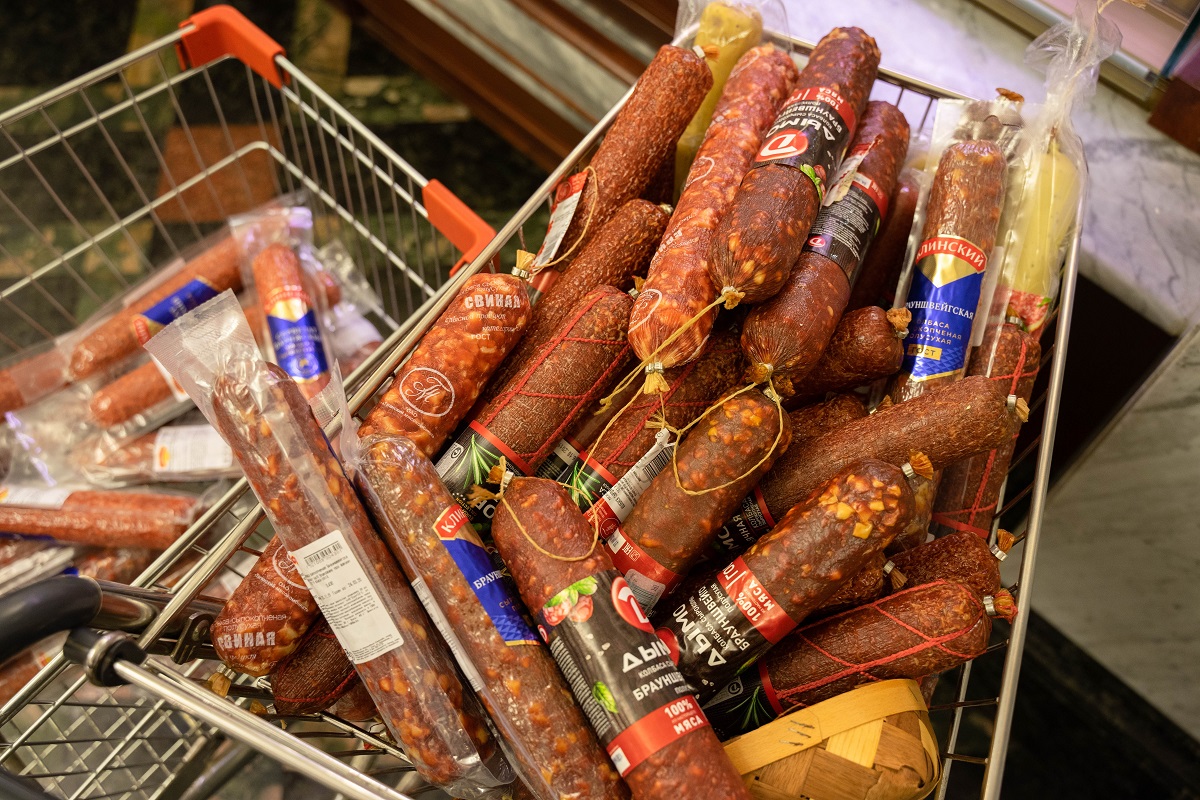 Краснодарский мясокомбинат выпустил 870 тонн колбасных изделий спустя полгода после запуска