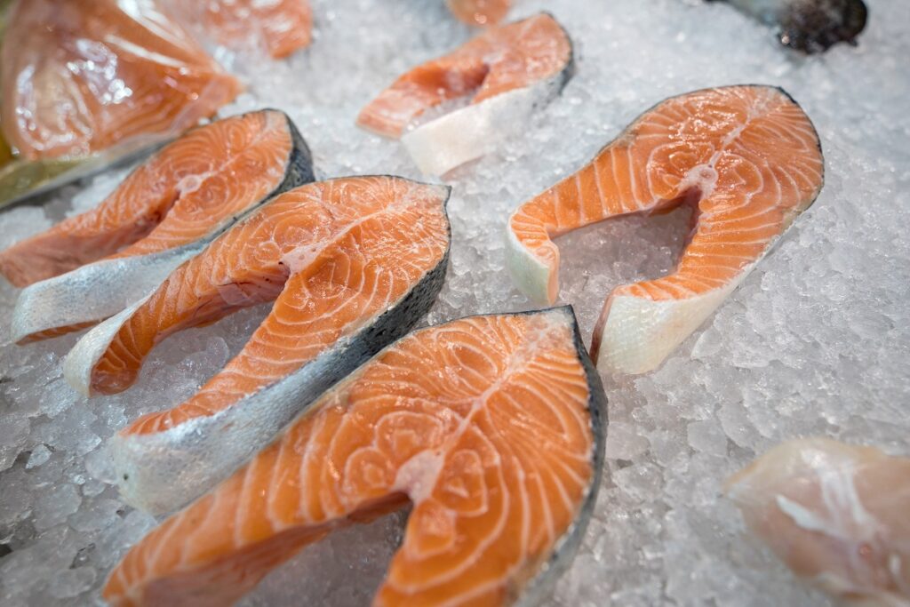 Эксперты прогнозируют сохранение высоких цен на лосось на мировом рынке