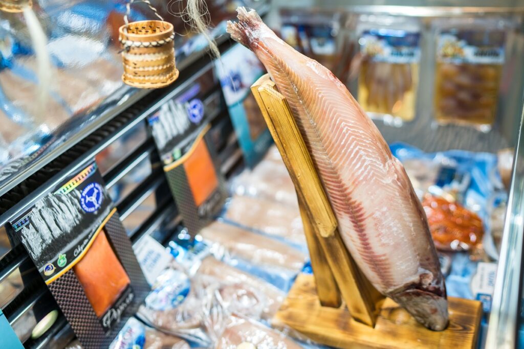 Потребители отказываются от морепродуктов в пластиковой упаковке