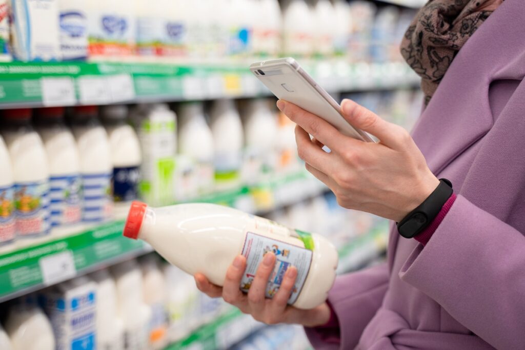 В России выявили больше 2 тыс. магазинов, где нелегально продают молоко и воду