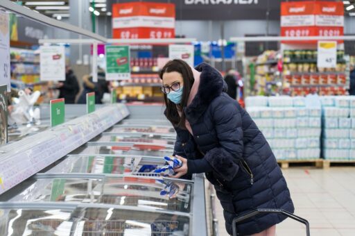 Потребителям хотят разрешить законом есть мороженое в магазине до оплаты на кассе
