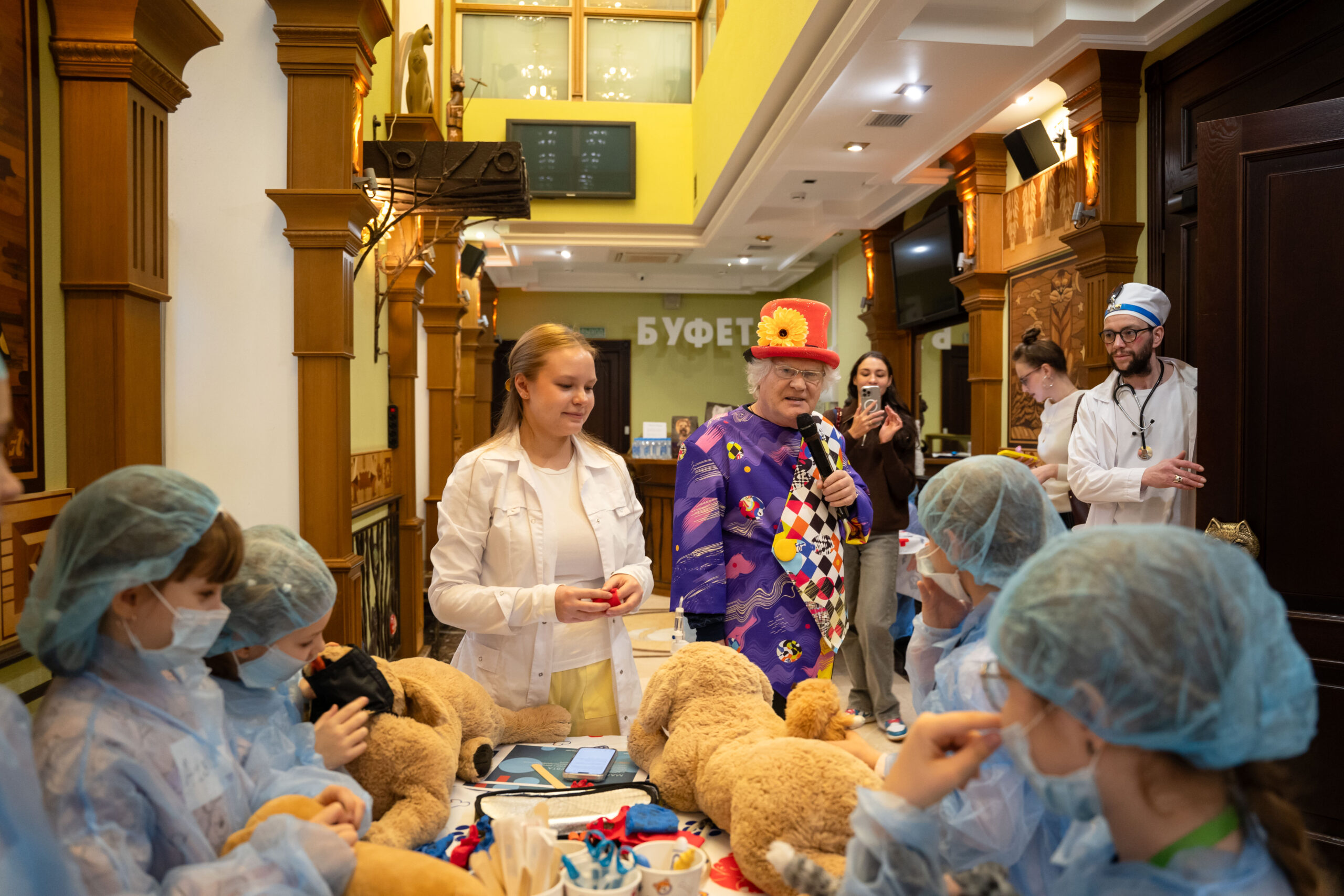 Юрий Куклачев и его кошки научили детей быть добрыми врачами — фоторепортаж