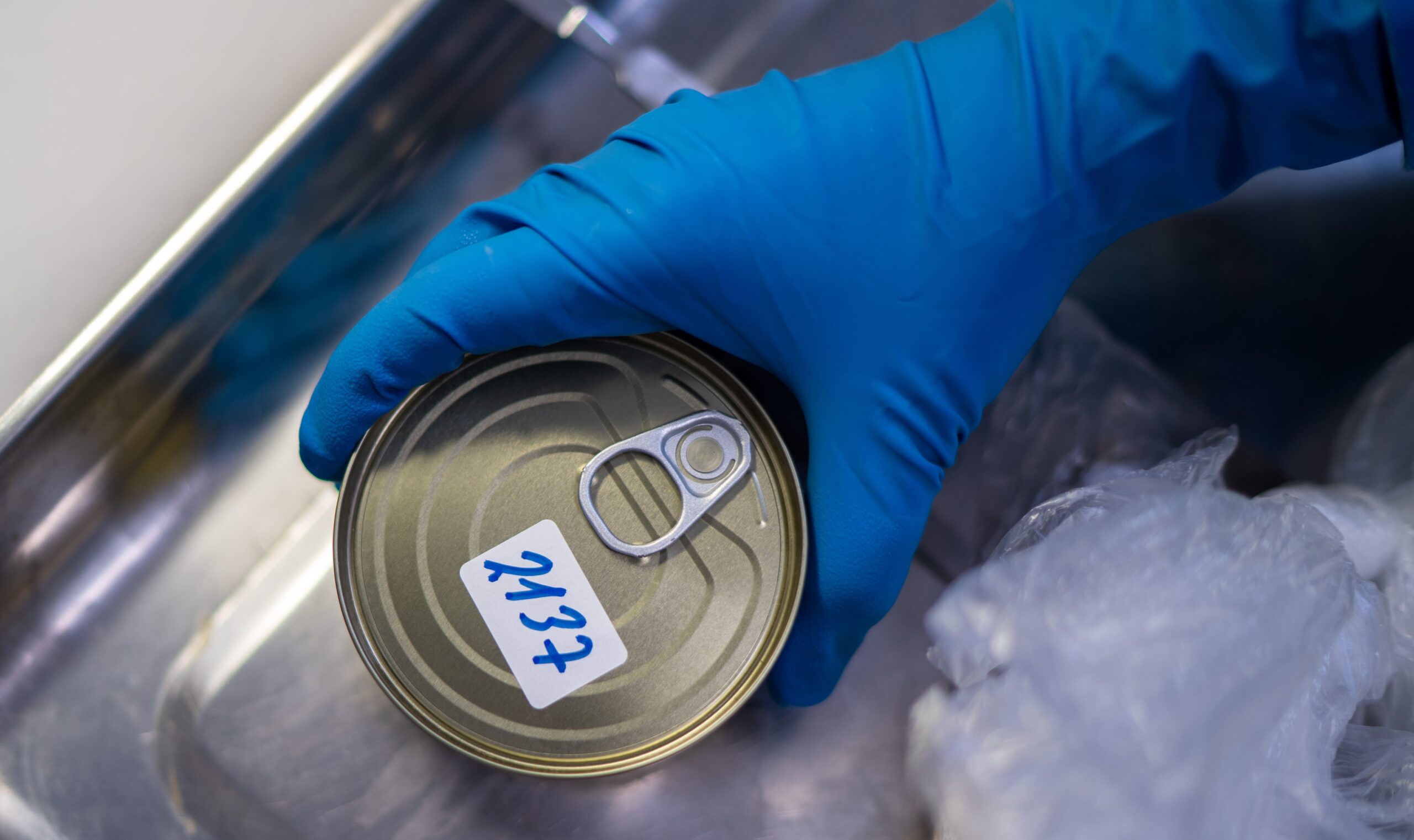 Запрещенные антибиотики нашли в псковских консервах из свинины