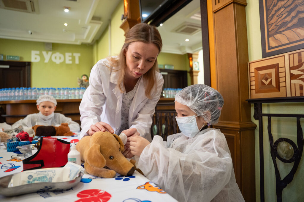 Урок заботы о питомцах вновь провели для юных гостей Театра кошек Куклачева